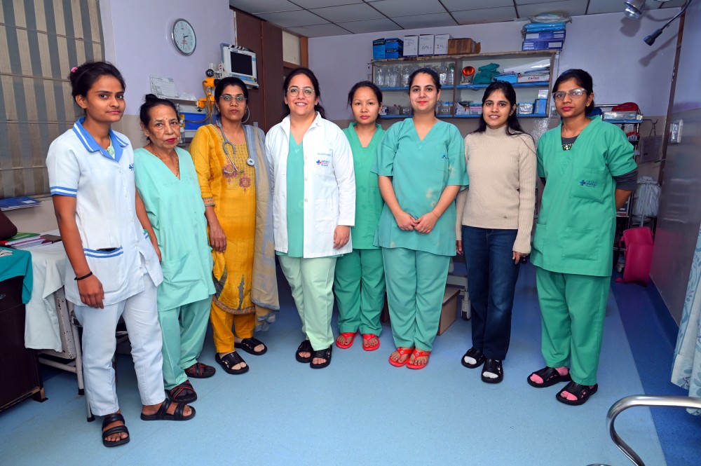 LABOUR ROOM DR WITH NURSING STAFF PIC 2